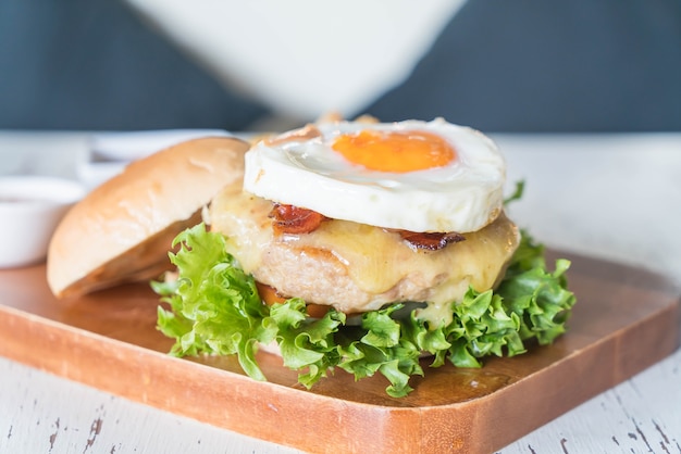 Hambúrguer de porco com queijo