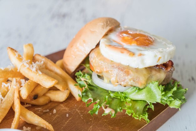 Hambúrguer de porco com queijo