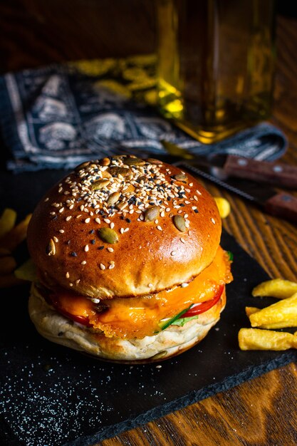 Hambúrguer em pão fresco com sementes de gergelim