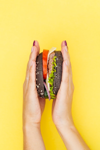 Hamburguer pressionado no fundo amarelo