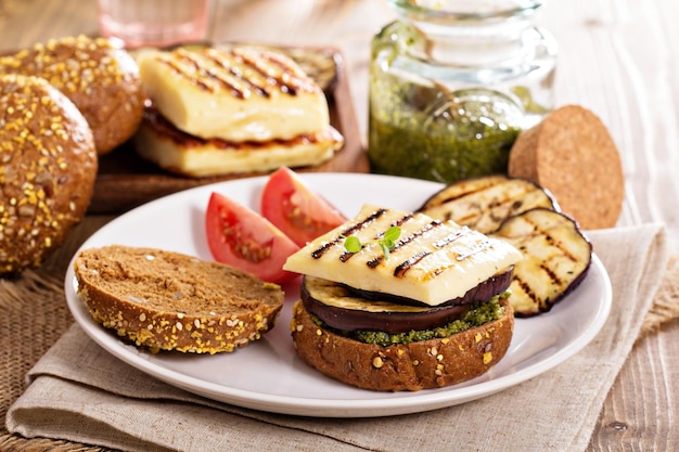 Hambúrguer vegetariano com queijo berinjela e pesto