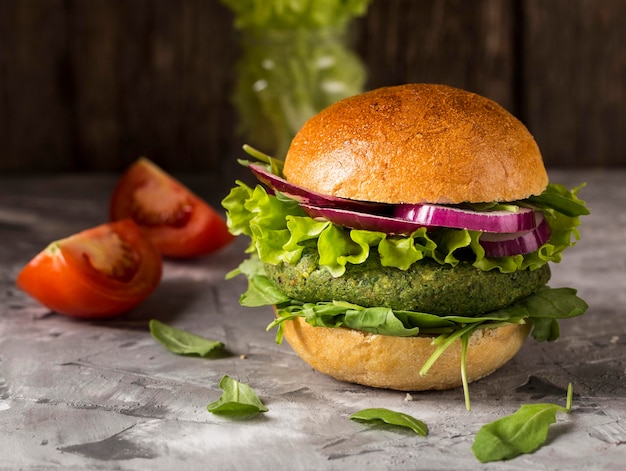 Hambúrguer vegetariano de frente para o balcão com tomates