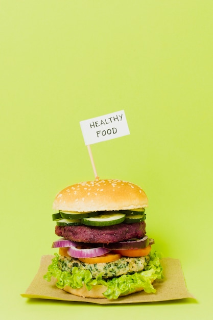 Hambúrguer vegetariano saboroso com sinal de comida saudável