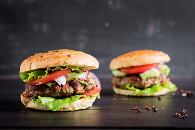 Hambúrgueres com carne, tomate, cebola roxa e alface