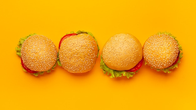 Hambúrgueres de vista superior com fundo laranja