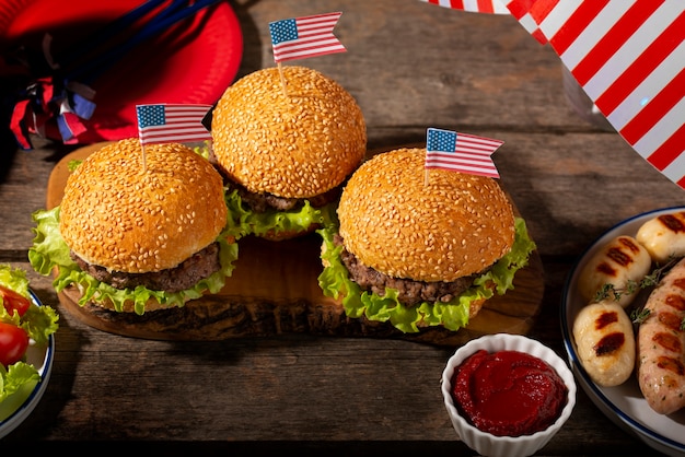 Foto grátis hambúrgueres deliciosos para o dia do trabalho nos eua