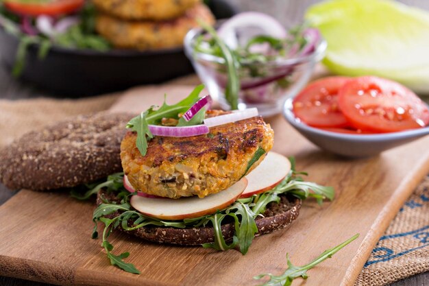 Hambúrgueres veganos com quinoa e legumes