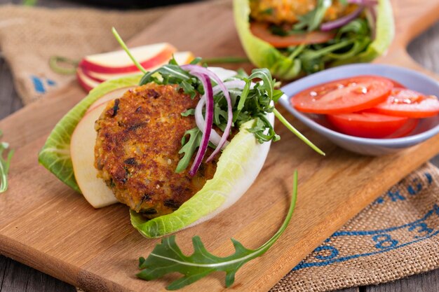 Hambúrgueres veganos com quinoa e legumes