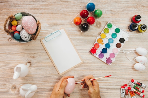 Foto grátis hand painting egg in workshop