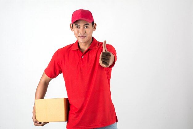 Handsome jovem homem de entrega com caixa isolada no fundo branco.