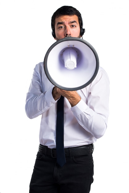 Foto grátis handsome telemarketer homem gritando por megafone