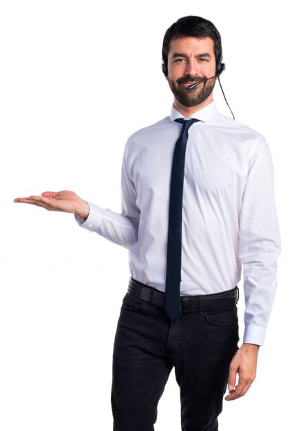 Handsome telemarketer man segurando algo