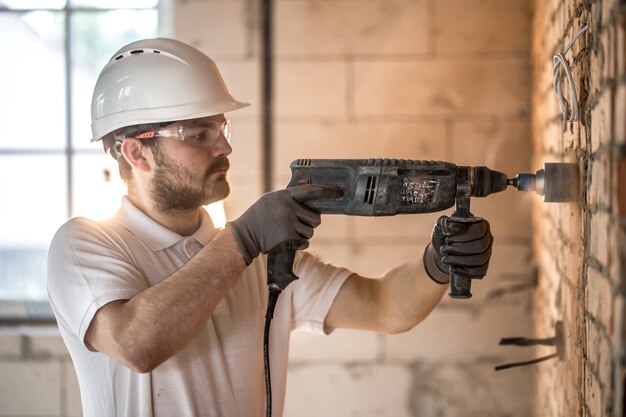 Handyman usa britadeira para instalação