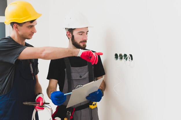 Handymen colaborando em orifícios