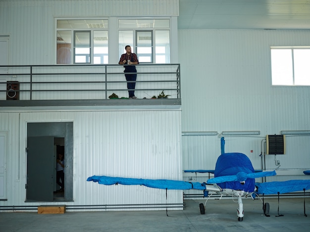 Foto grátis hangar de manutenção