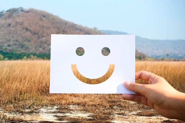 Foto grátis happines alegre papel perfurado carinha sorridente