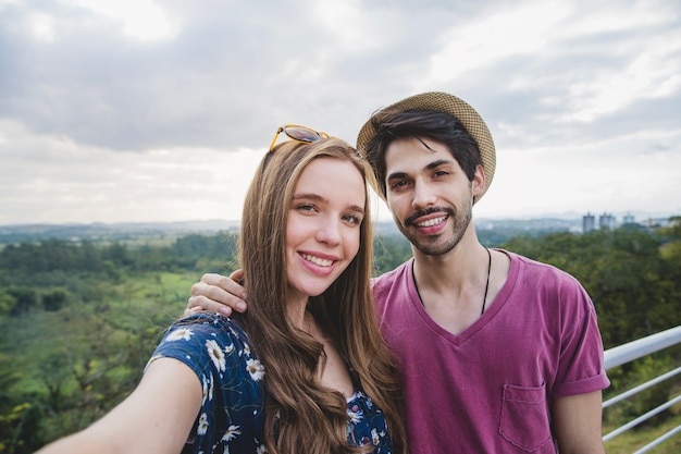 Happy couple selfie na plataforma de visualização