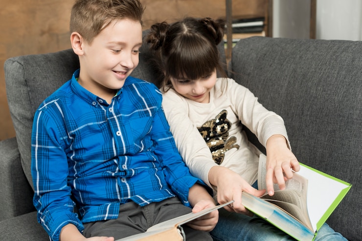 Foto grátis happy kids reading