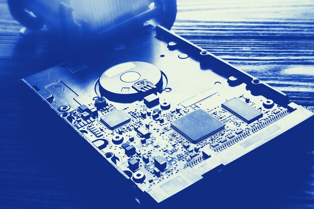 Hdd blue tonificando um disco rígido de computador microchips e dados de armazenamento de componentes de pc