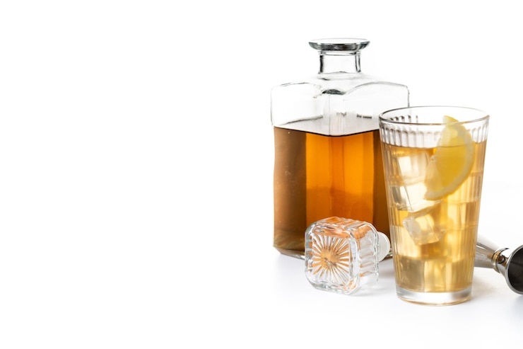 Foto grátis highball whiskey com refrigerante e bebida de limão isolado em fundo branco