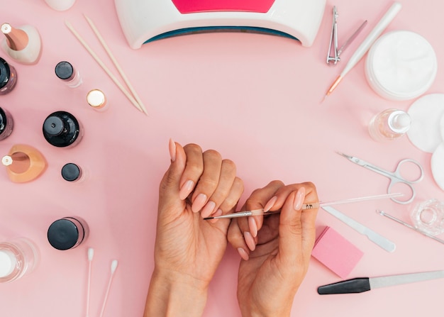 Foto grátis higiene das unhas e cuidados com as mãos da mulher