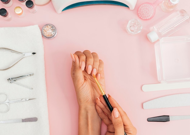 Higiene das unhas e vista superior do cuidado