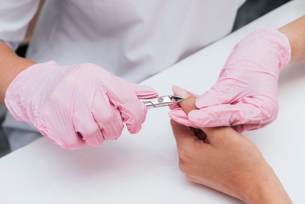 Foto grátis higiene e cuidado das unhas cortando as cutículas