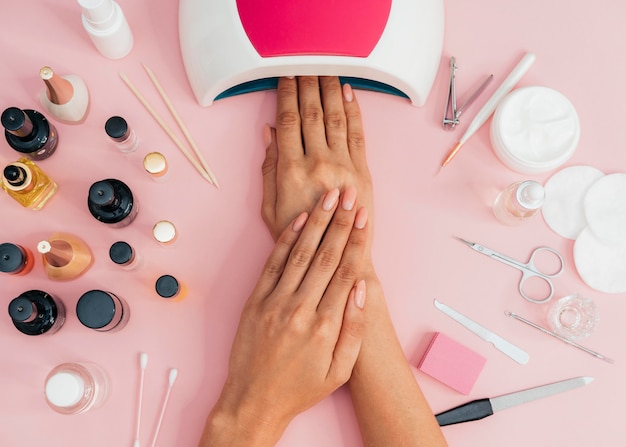 Higiene e cuidado das unhas secando o esmalte