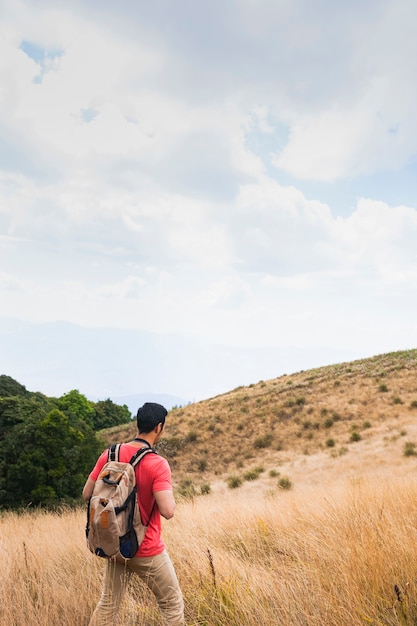 Hiker andando em campos montanhosos