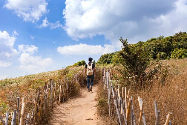 Hiker andando no caminho em um dia agradável