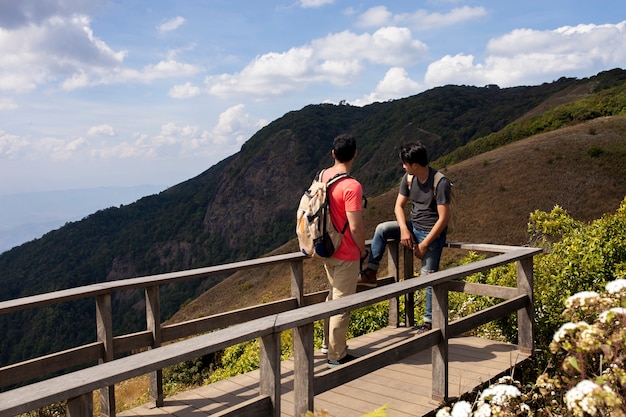 Foto grátis hikers em plataforma de visualização