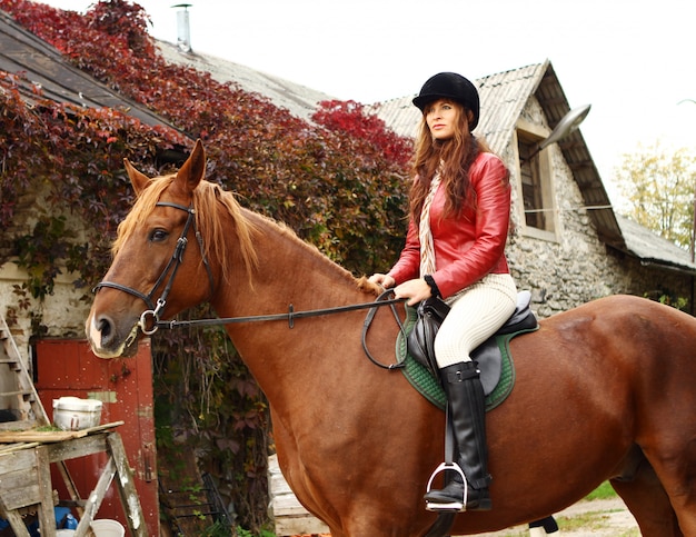 Hipismo feminino, montando um cavalo