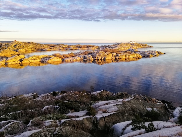 Hipnotizante nascer do sol brilhante na praia em Stavern, Noruega