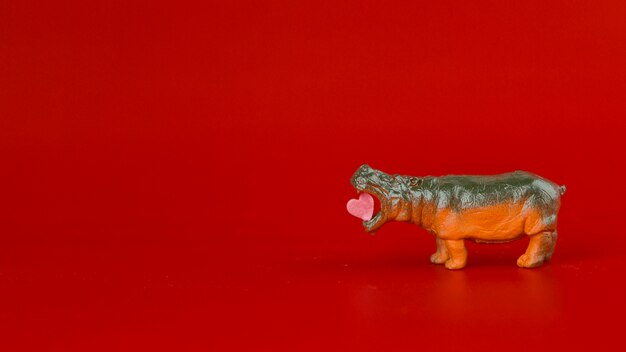 Hipopótamo de brinquedo com coração