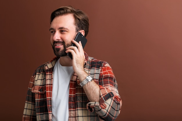 Foto grátis hipster bonito e elegante homem barbudo marrom