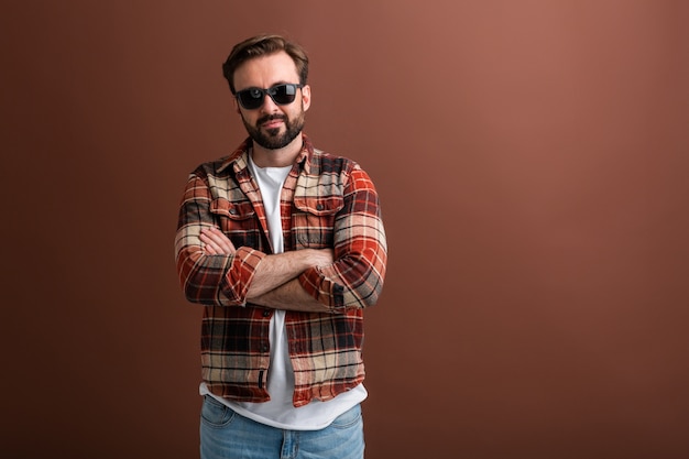 Foto grátis hipster brutal bonito elegante barbudo homem marrom