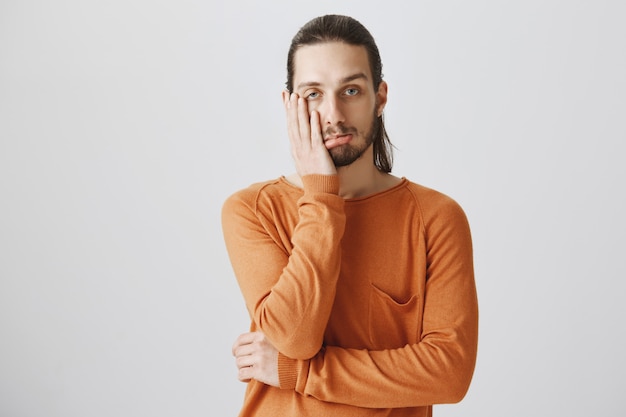 Hipster cara com a palma da mão na mão e parecendo incomodado