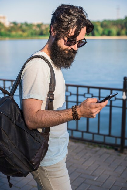 Hipster em férias junto ao lago
