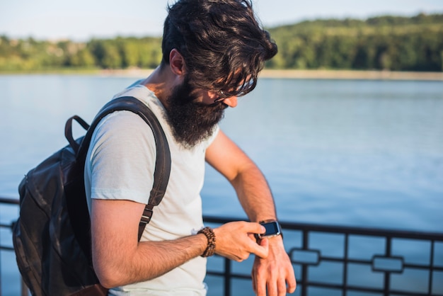 Foto grátis hipster em férias junto ao lago