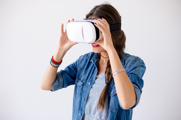 Hipster feliz usar óculos Vr