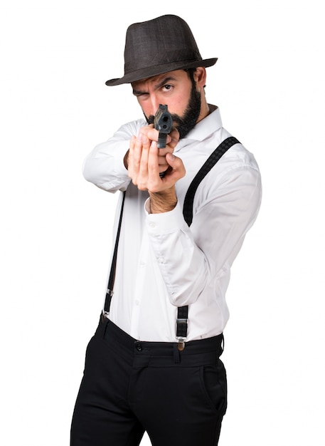 Hipster homem atirando com uma pistola