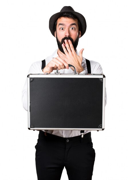 Hipster homem com barba segurando uma maleta