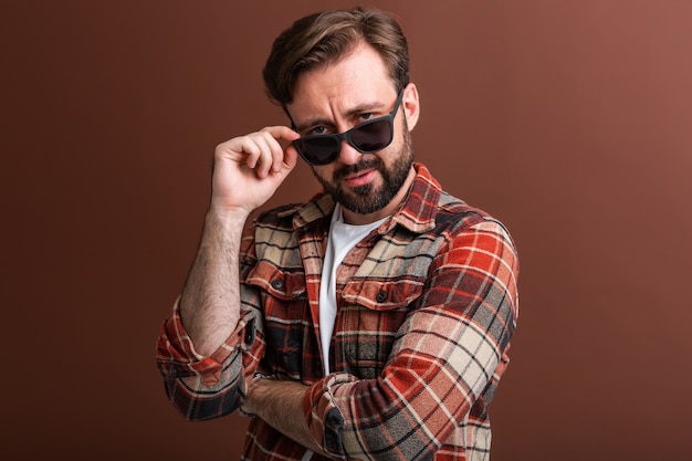 Foto grátis hipster viril bonito elegante barbudo homem marrom