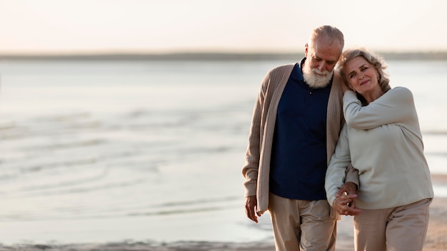 História de amor casal sênior tiro médio