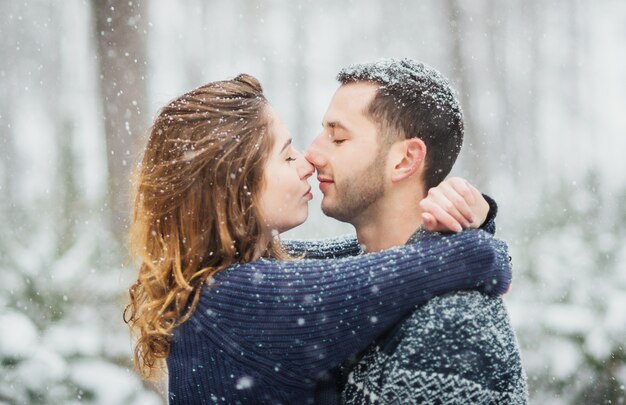 história de amor de casal de neve de inverno