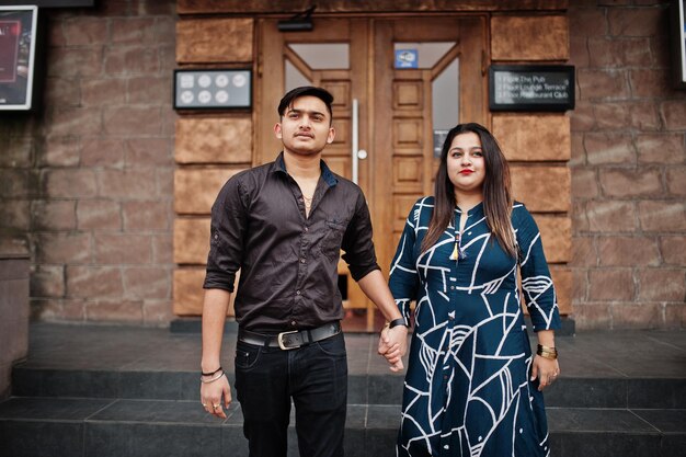 História de amor de casal indiano posou ao ar livre