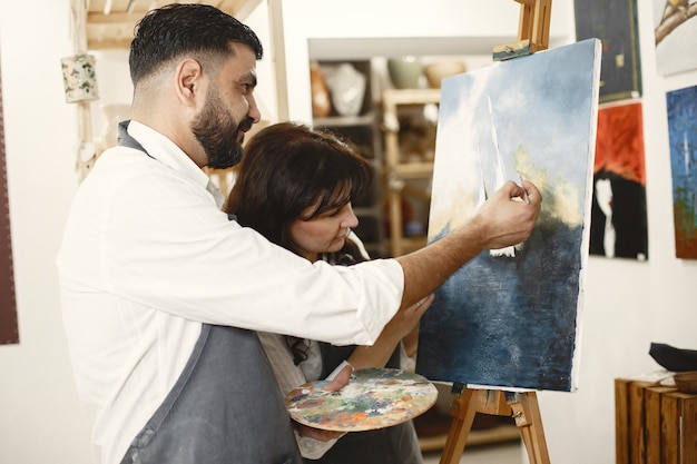 Vetores de O Homem Sênior Pintando Quadros De Pintura No Desenho De Tela De  Cavalete Hobby E Conceito De Lazer De Aposentados e mais imagens de Adulto  - iStock