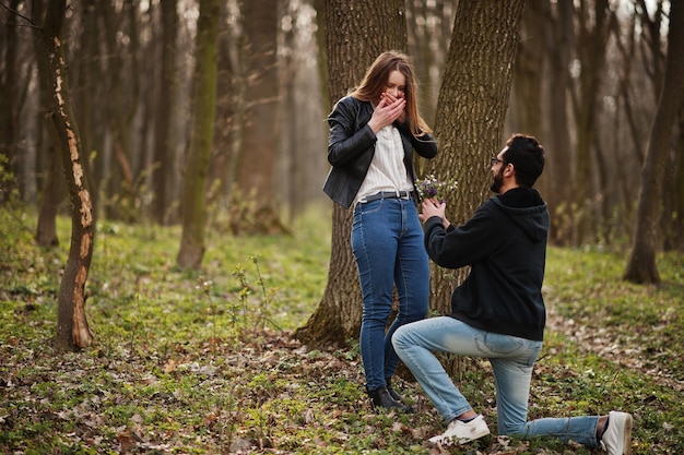 História de amor de um casal multirracial legal na floresta da primavera Proposta de casamento homem árabe para garota europeia