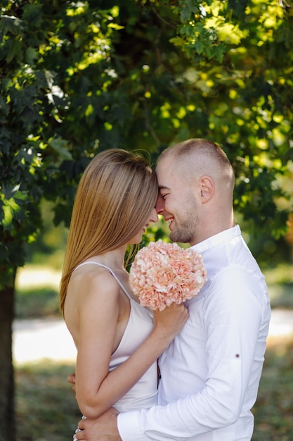 História de amor no parque. Feliz, homem mulher