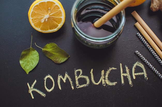 Foto grátis home kombucha com limão, maçã e gengibre